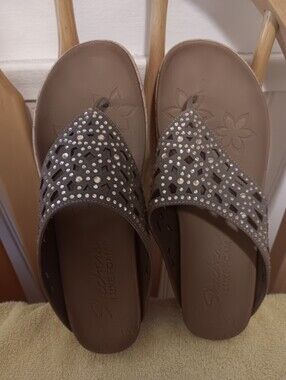 Skechers Beverlee Wedge Sandles Size 8